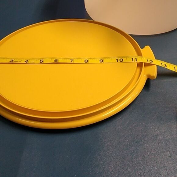 Vintage Tupperware Harvest Gold Yellow and Cream Cake Carrier - Picture 3 of 6